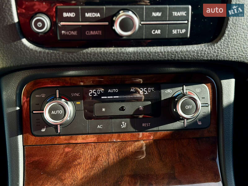 Внедорожник / Кроссовер Volkswagen Touareg 2013 в Киеве