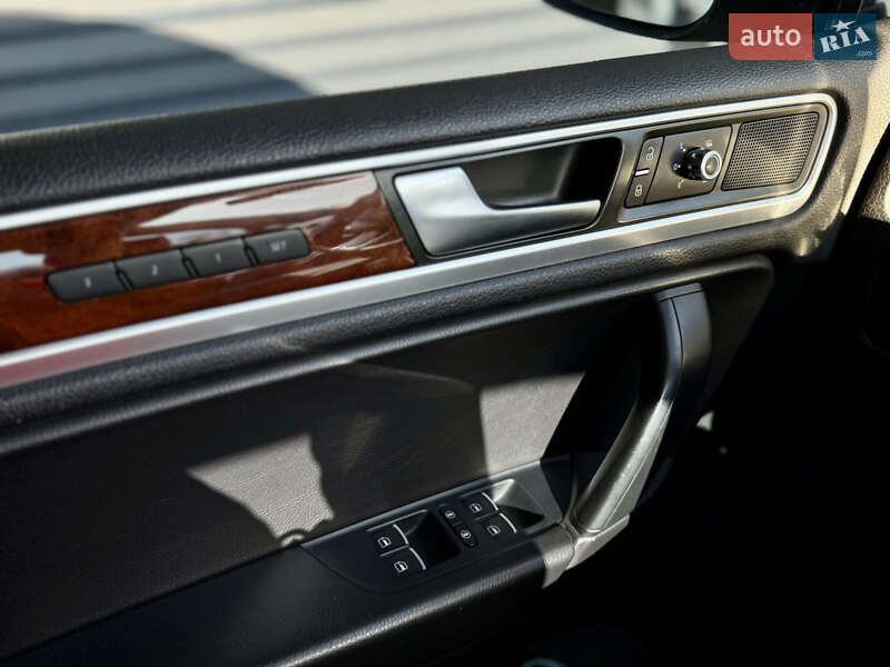 Внедорожник / Кроссовер Volkswagen Touareg 2013 в Киеве