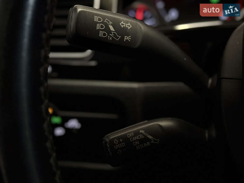 Внедорожник / Кроссовер Volkswagen Touareg 2015 в Николаеве