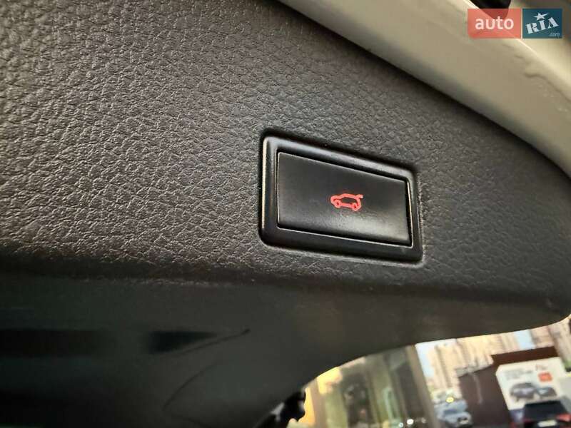 Внедорожник / Кроссовер Volkswagen Touareg 2012 в Киеве