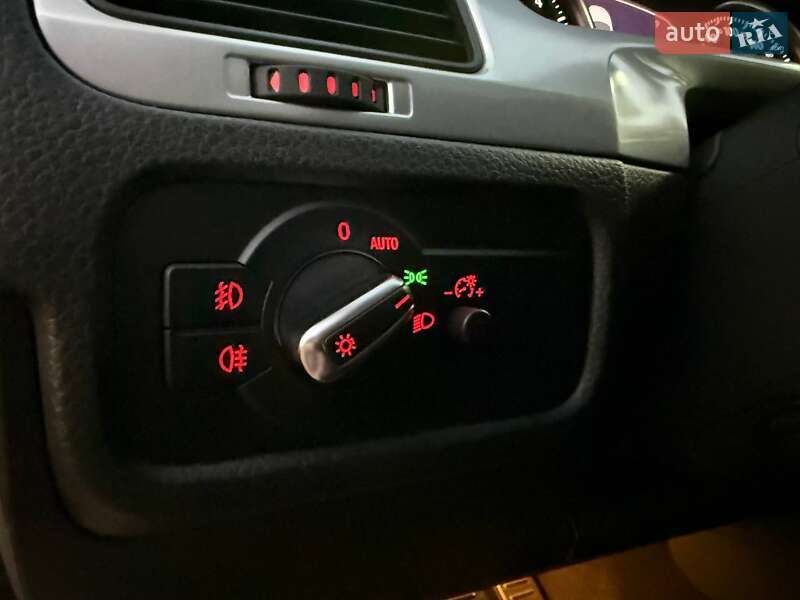 Внедорожник / Кроссовер Volkswagen Touareg 2012 в Киеве