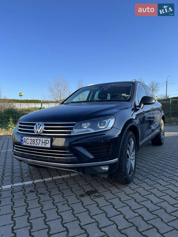 Внедорожник / Кроссовер Volkswagen Touareg 2015 в Луцке