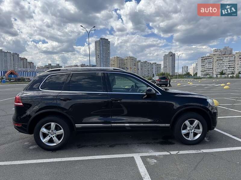 Внедорожник / Кроссовер Volkswagen Touareg 2014 в Киеве