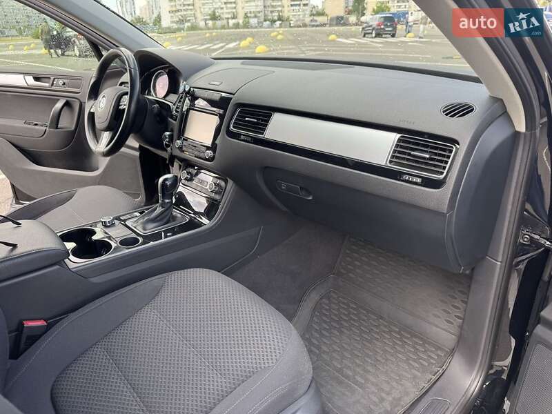 Внедорожник / Кроссовер Volkswagen Touareg 2014 в Киеве