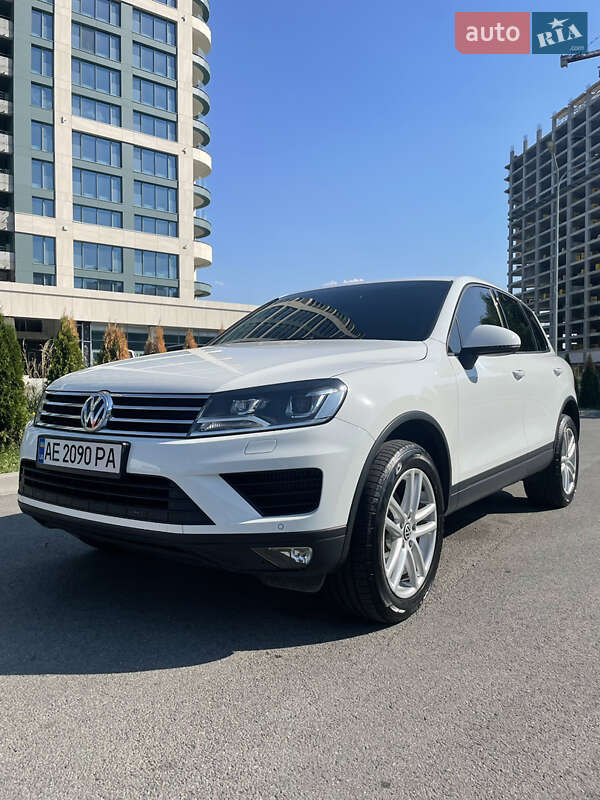 Внедорожник / Кроссовер Volkswagen Touareg 2016 в Днепре