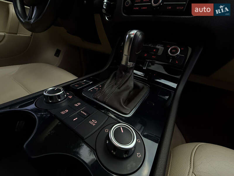 Внедорожник / Кроссовер Volkswagen Touareg 2014 в Одессе