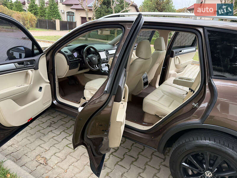 Внедорожник / Кроссовер Volkswagen Touareg 2014 в Одессе