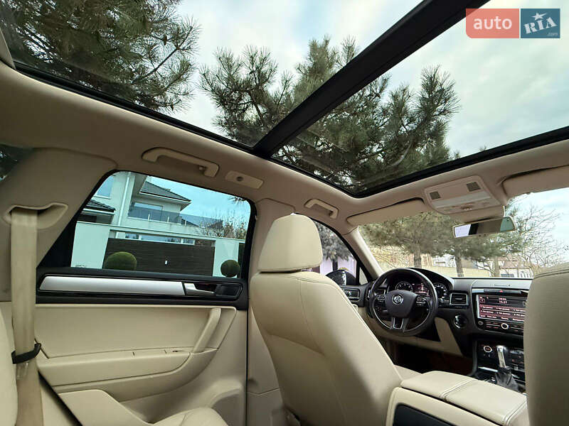 Внедорожник / Кроссовер Volkswagen Touareg 2014 в Одессе