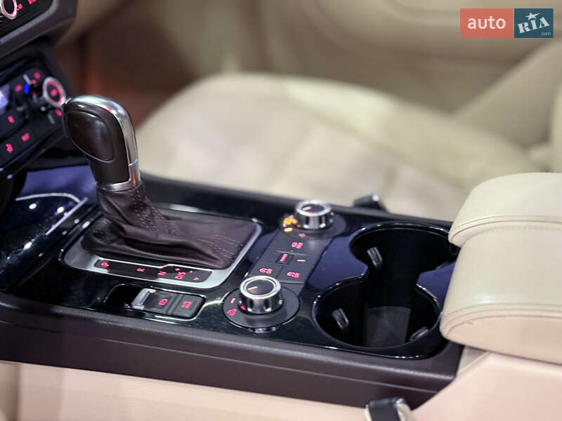 Внедорожник / Кроссовер Volkswagen Touareg 2014 в Одессе