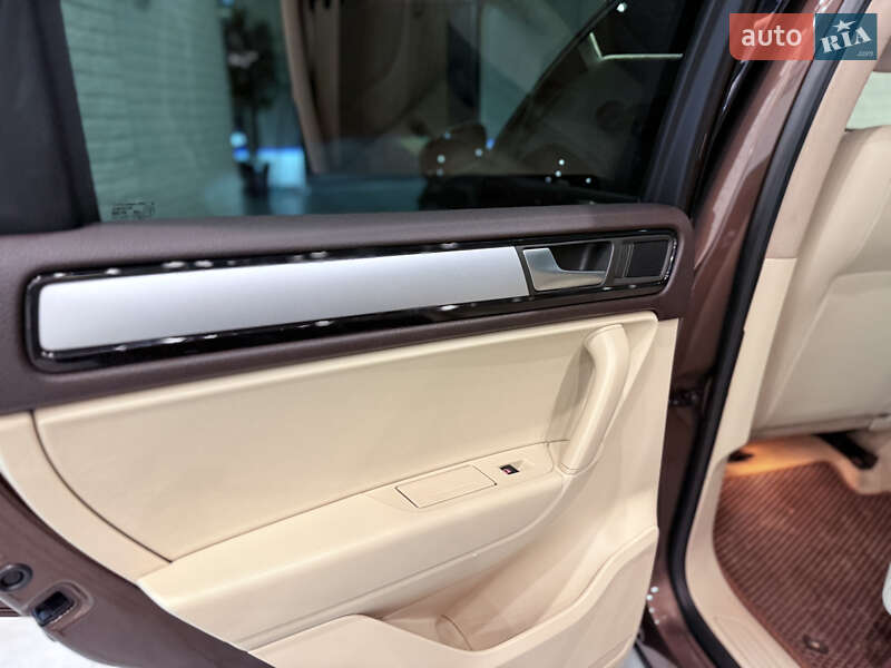 Внедорожник / Кроссовер Volkswagen Touareg 2014 в Одессе