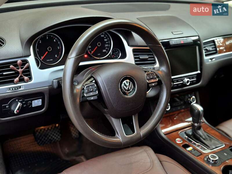 Внедорожник / Кроссовер Volkswagen Touareg 2012 в Запорожье
