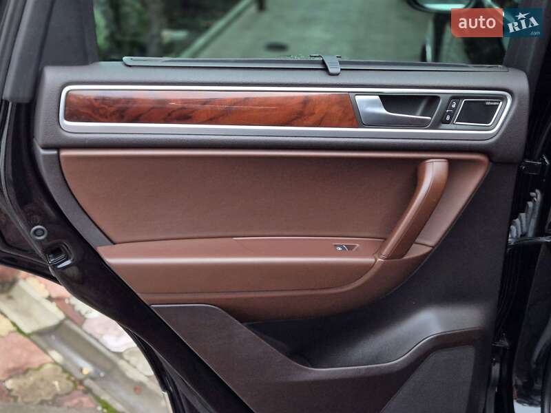 Внедорожник / Кроссовер Volkswagen Touareg 2012 в Запорожье