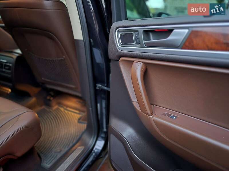 Внедорожник / Кроссовер Volkswagen Touareg 2012 в Запорожье