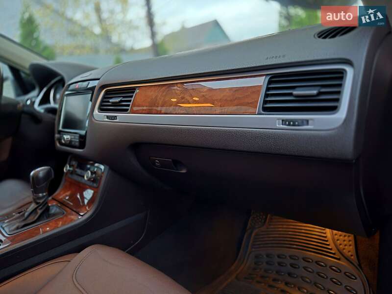 Внедорожник / Кроссовер Volkswagen Touareg 2012 в Запорожье