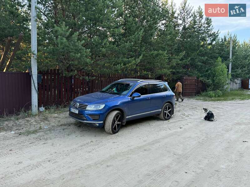 Внедорожник / Кроссовер Volkswagen Touareg 2015 в Днепре
