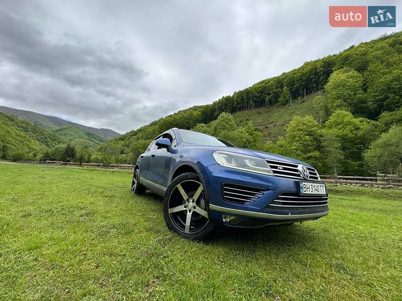 Внедорожник / Кроссовер Volkswagen Touareg 2015 в Днепре