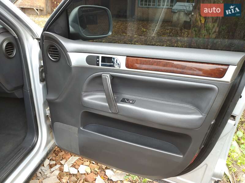 Внедорожник / Кроссовер Volkswagen Touareg 2005 в Ромнах