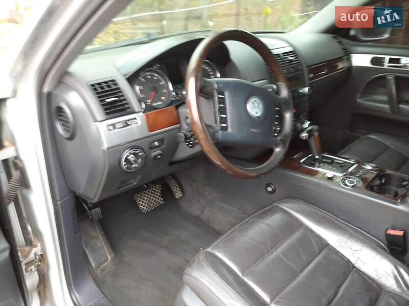 Внедорожник / Кроссовер Volkswagen Touareg 2005 в Ромнах
