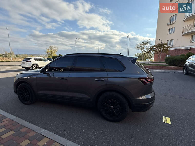 Внедорожник / Кроссовер Volkswagen Touareg 2018 в Одессе