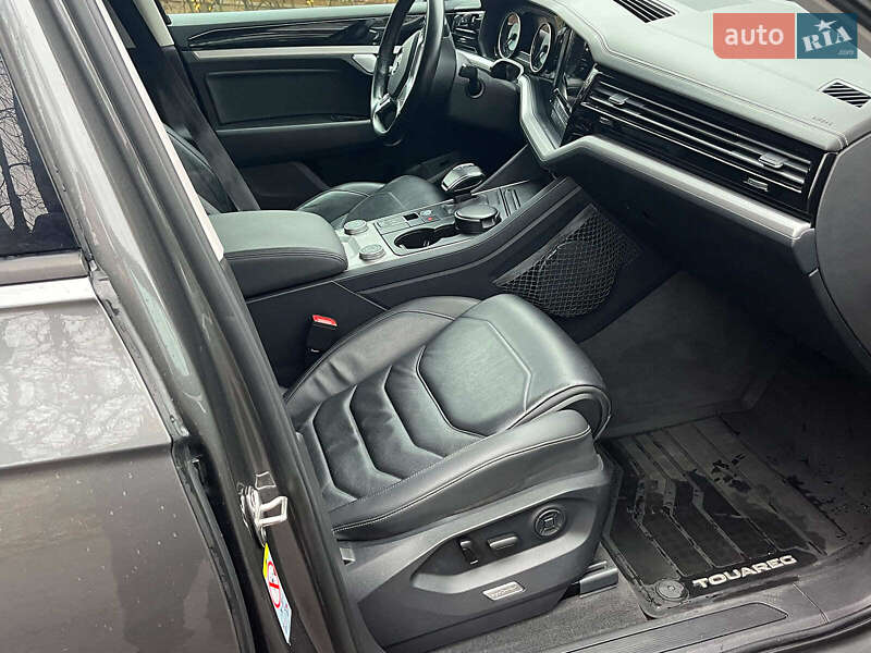 Внедорожник / Кроссовер Volkswagen Touareg 2019 в Киеве