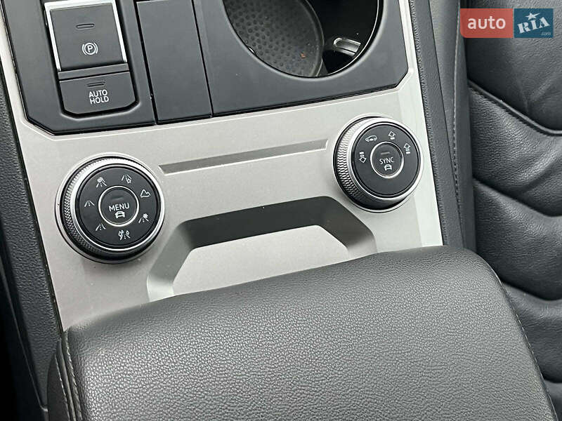 Внедорожник / Кроссовер Volkswagen Touareg 2019 в Киеве