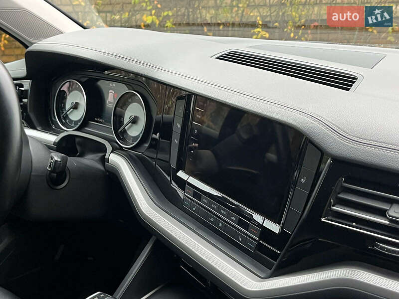 Внедорожник / Кроссовер Volkswagen Touareg 2019 в Киеве