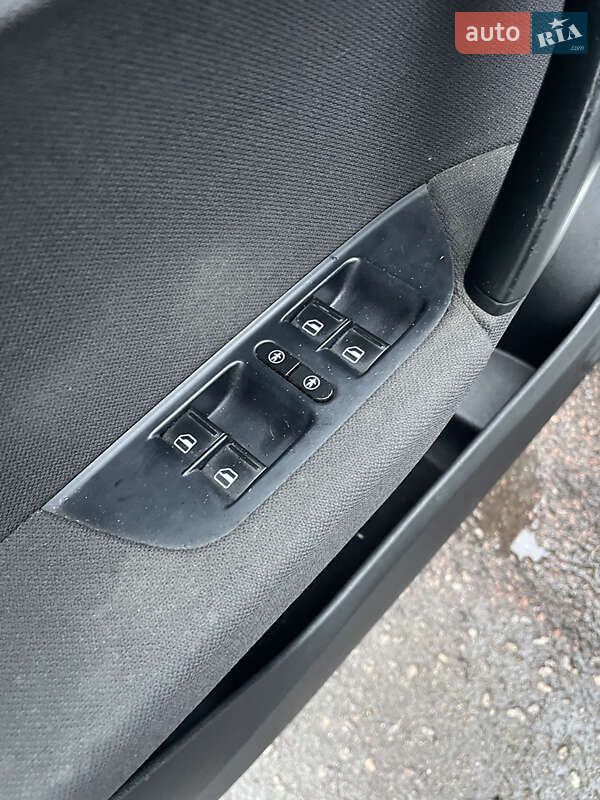 Позашляховик / Кросовер Volkswagen Touareg 2012 в Кам'янському