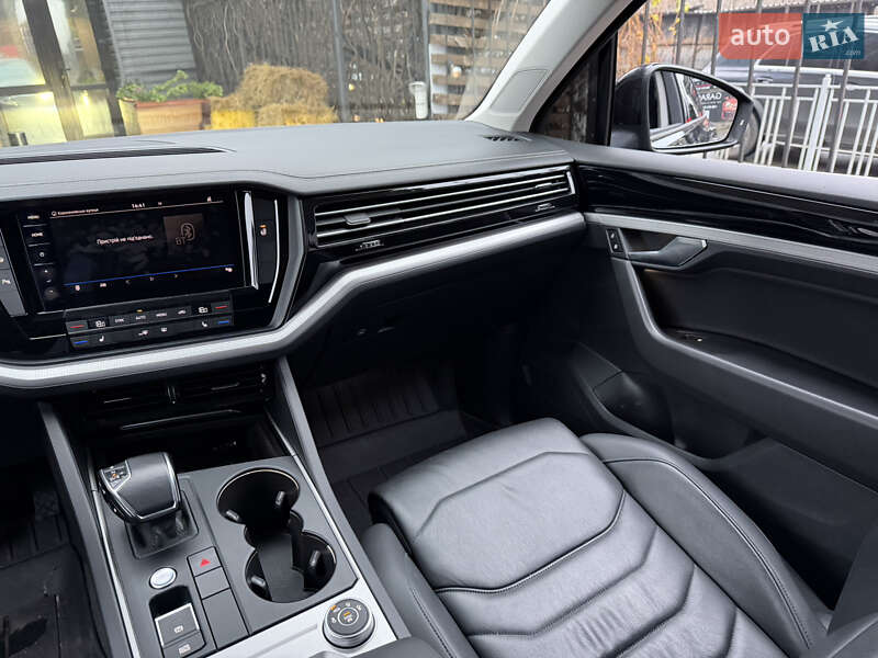 Внедорожник / Кроссовер Volkswagen Touareg 2019 в Киеве
