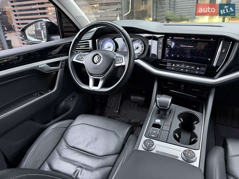 Внедорожник / Кроссовер Volkswagen Touareg 2019 в Киеве