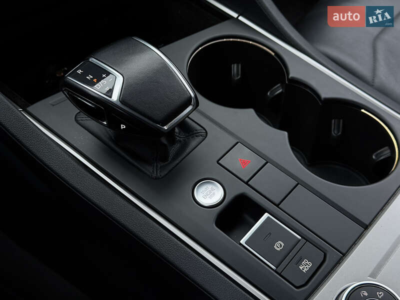 Внедорожник / Кроссовер Volkswagen Touareg 2019 в Киеве