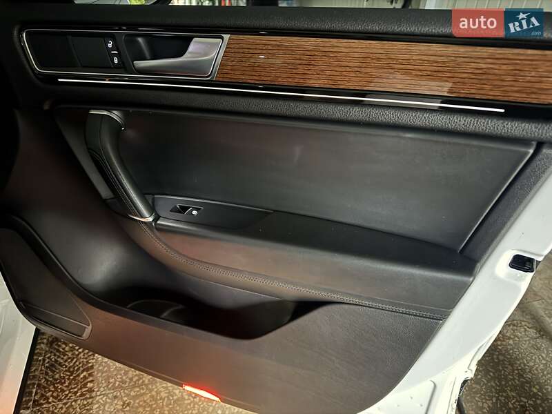 Внедорожник / Кроссовер Volkswagen Touareg 2017 в Тернополе