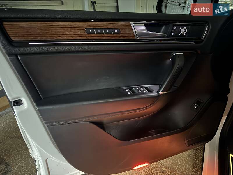 Внедорожник / Кроссовер Volkswagen Touareg 2017 в Тернополе