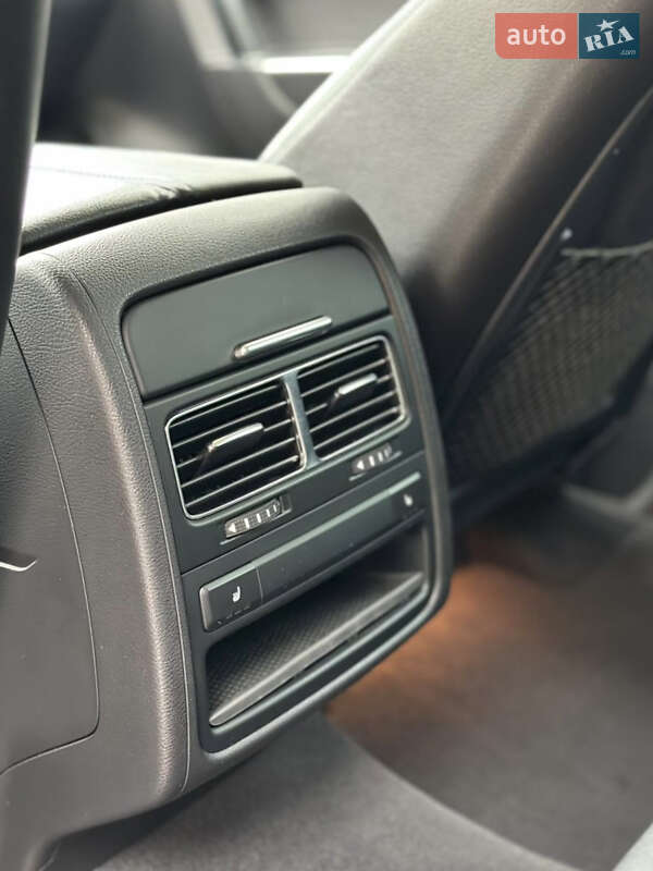 Внедорожник / Кроссовер Volkswagen Touareg 2017 в Львове