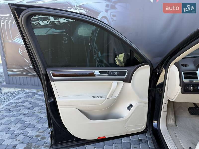 Внедорожник / Кроссовер Volkswagen Touareg 2016 в Львове