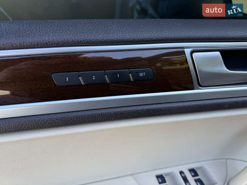 Внедорожник / Кроссовер Volkswagen Touareg 2016 в Львове