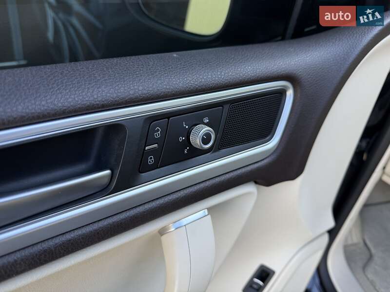 Внедорожник / Кроссовер Volkswagen Touareg 2016 в Львове