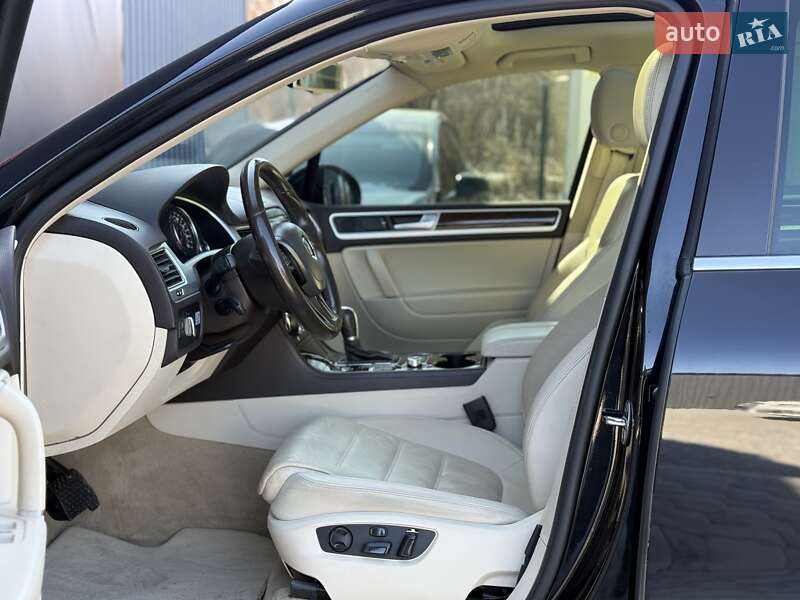 Внедорожник / Кроссовер Volkswagen Touareg 2016 в Львове