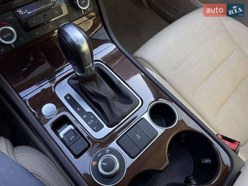 Внедорожник / Кроссовер Volkswagen Touareg 2016 в Львове