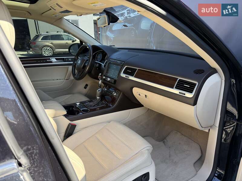 Внедорожник / Кроссовер Volkswagen Touareg 2016 в Львове