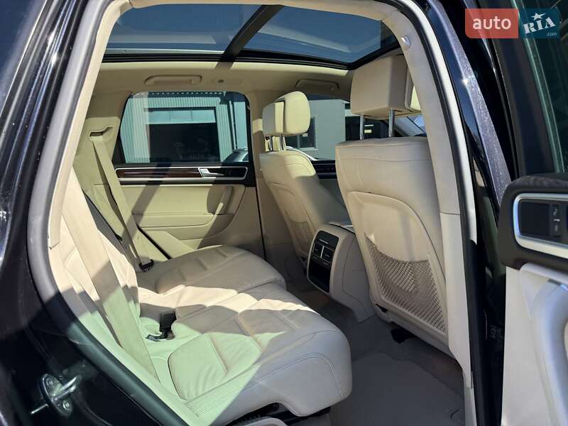 Внедорожник / Кроссовер Volkswagen Touareg 2016 в Львове