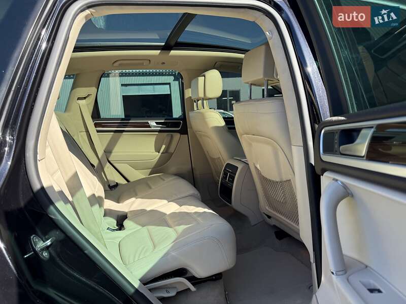 Внедорожник / Кроссовер Volkswagen Touareg 2016 в Львове