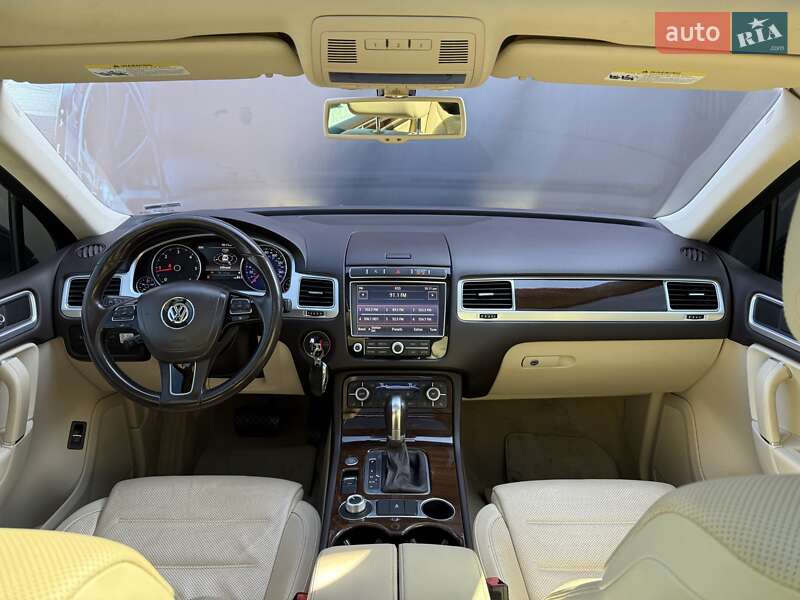 Внедорожник / Кроссовер Volkswagen Touareg 2016 в Львове