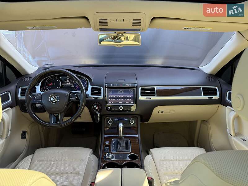 Внедорожник / Кроссовер Volkswagen Touareg 2016 в Львове