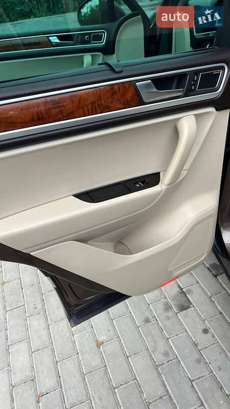 Позашляховик / Кросовер Volkswagen Touareg 2010 в Новоселиці