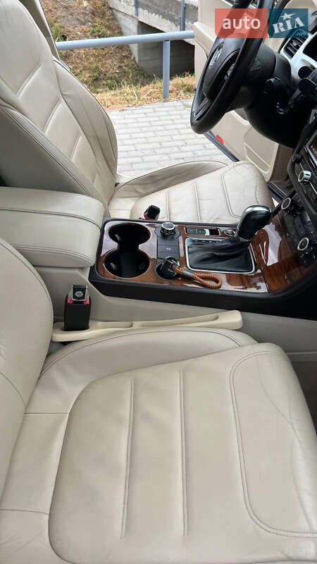 Позашляховик / Кросовер Volkswagen Touareg 2010 в Новоселиці