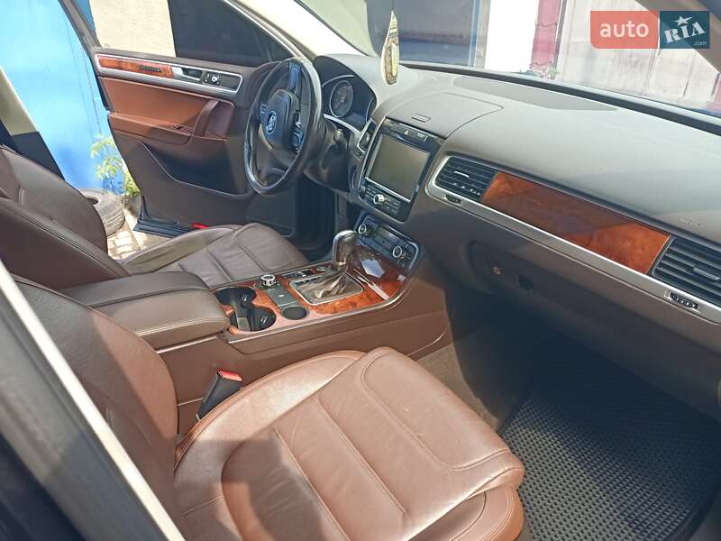 Внедорожник / Кроссовер Volkswagen Touareg 2014 в Черкассах