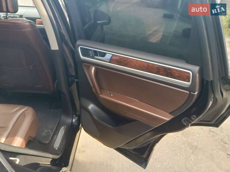 Внедорожник / Кроссовер Volkswagen Touareg 2014 в Черкассах