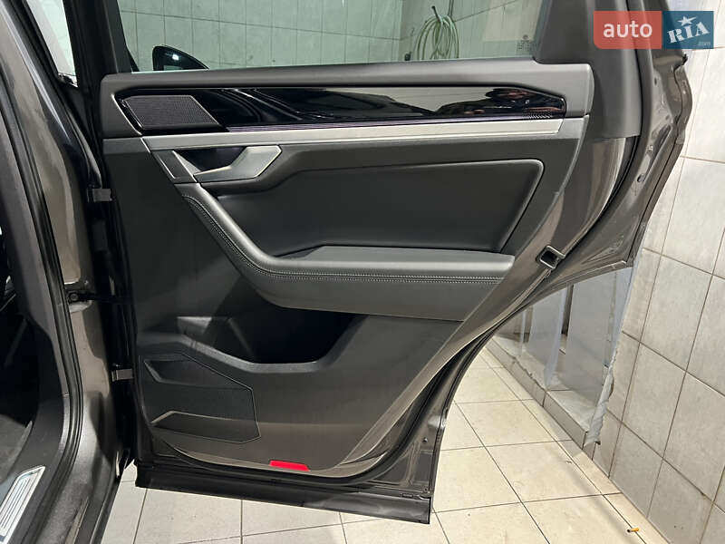 Позашляховик / Кросовер Volkswagen Touareg 2018 в Києві