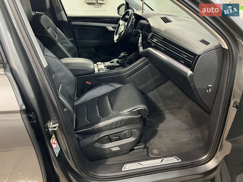 Позашляховик / Кросовер Volkswagen Touareg 2018 в Києві