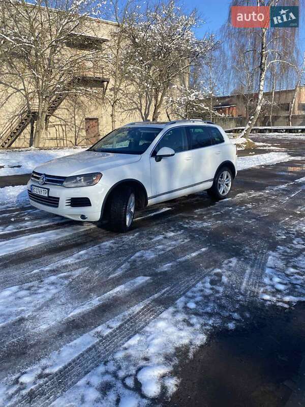 Внедорожник / Кроссовер Volkswagen Touareg 2014 в Львове